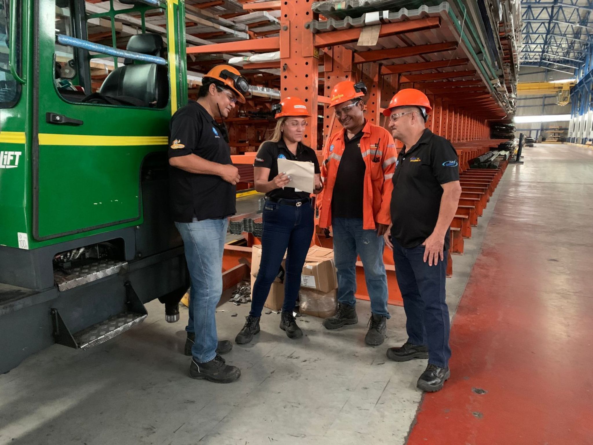 Equipo operativo de Grupo GLM en planta industrial.