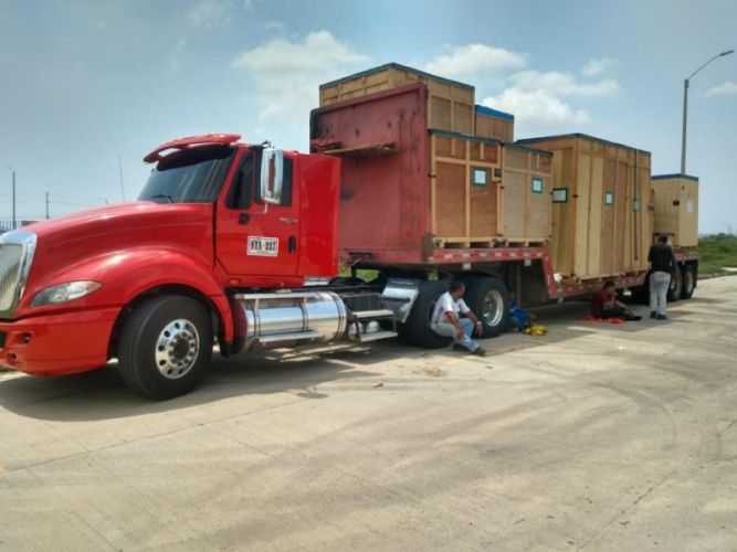 Tractomula de DINOCARGA en operación de cargue en barranquilla colombia