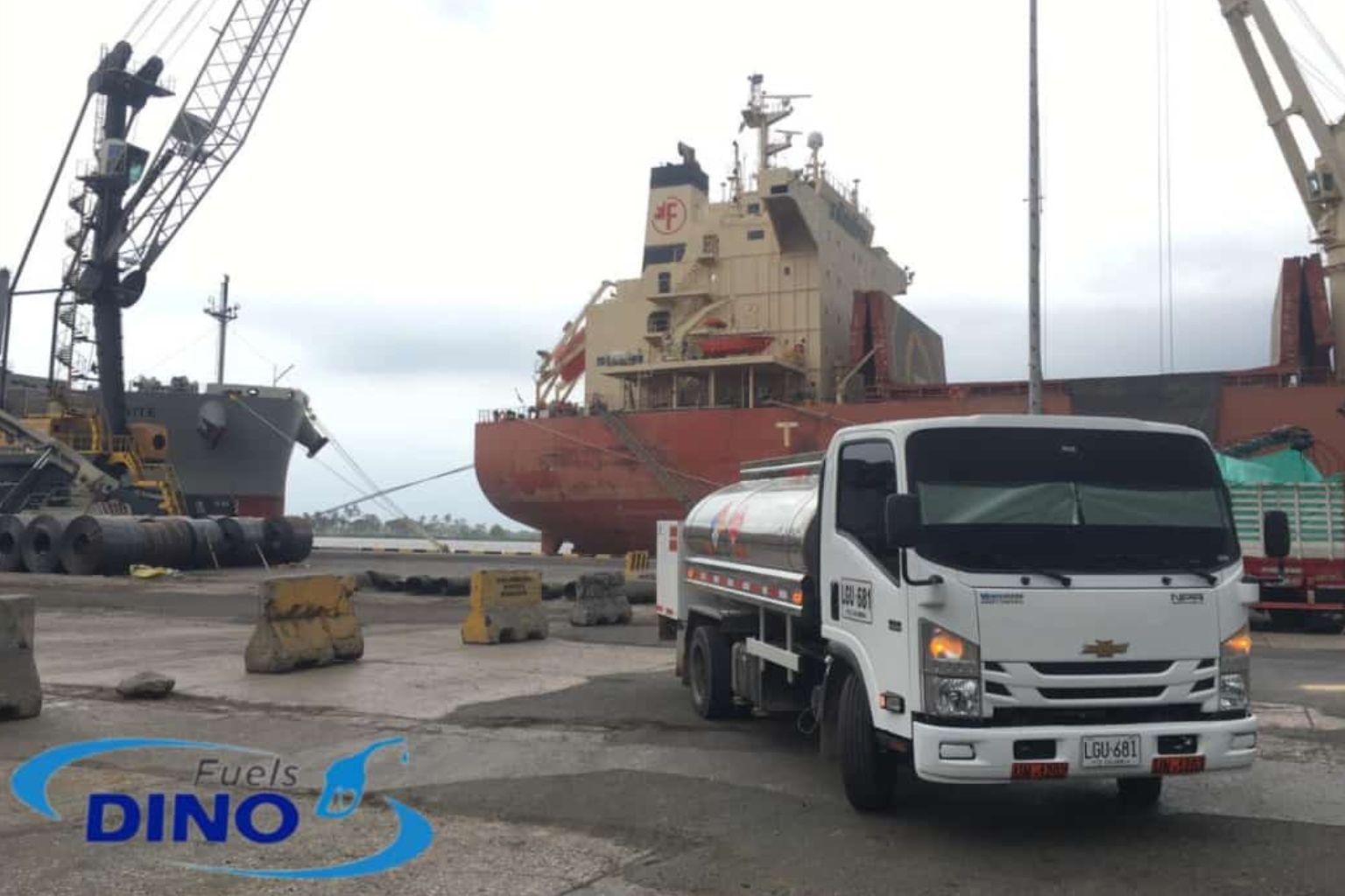 CISTERNA DE DINO FUELS ABASTECIENDO A SOCIEDAD PORTUARIA EN OPERACIÓN DE SUMINISTRO DE COMBUSTIBLE