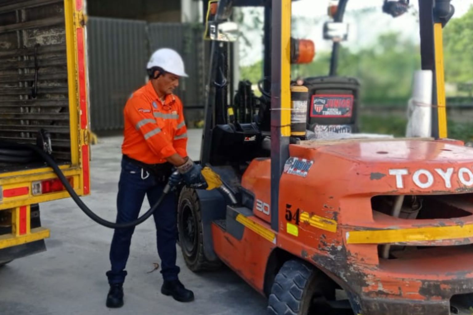 OPERADOR LOGISTICO DE DINO FUELS SUMINISTRANDO COMBUSTIBLE A MONTACARGAS DE DINO MONTACARGAS